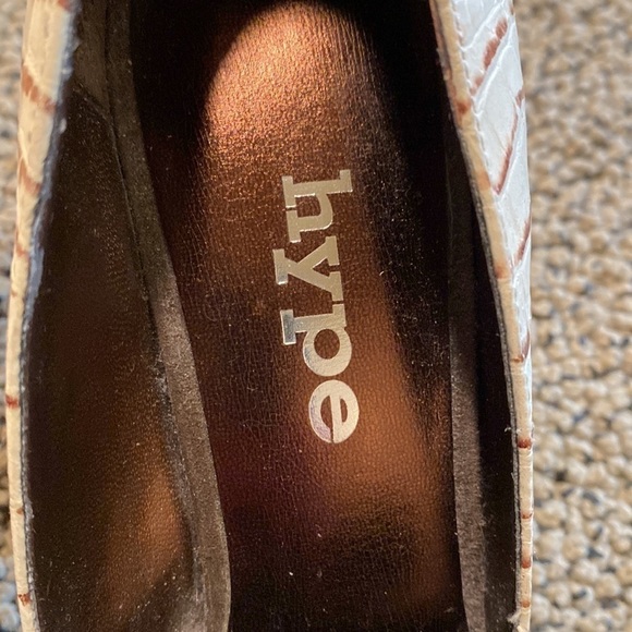 NWOT Hype Cream & Brown Heels Size 6 in Snakeskin Pattern - Picture 5 of 9